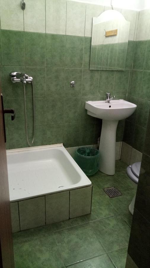 La Conu Iancu Hostel Ντρομπέτα-Τούρνου Σεβερίν Εξωτερικό φωτογραφία