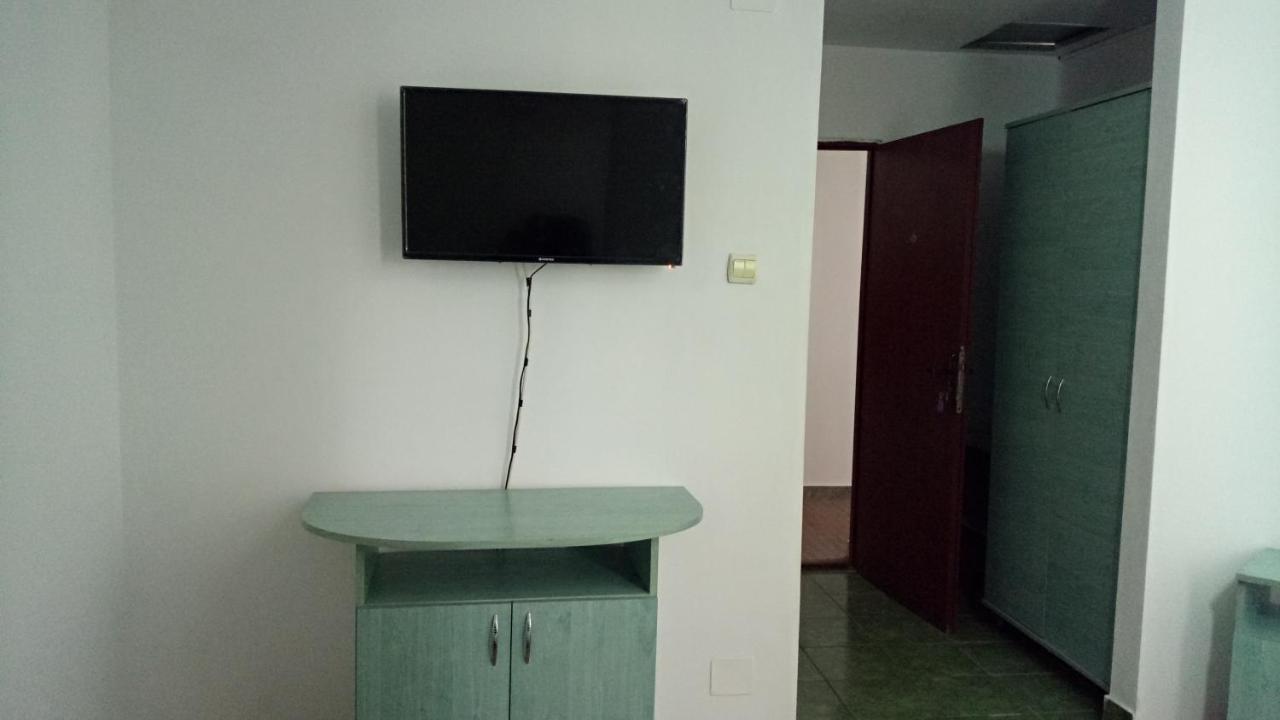 La Conu Iancu Hostel Ντρομπέτα-Τούρνου Σεβερίν Εξωτερικό φωτογραφία
