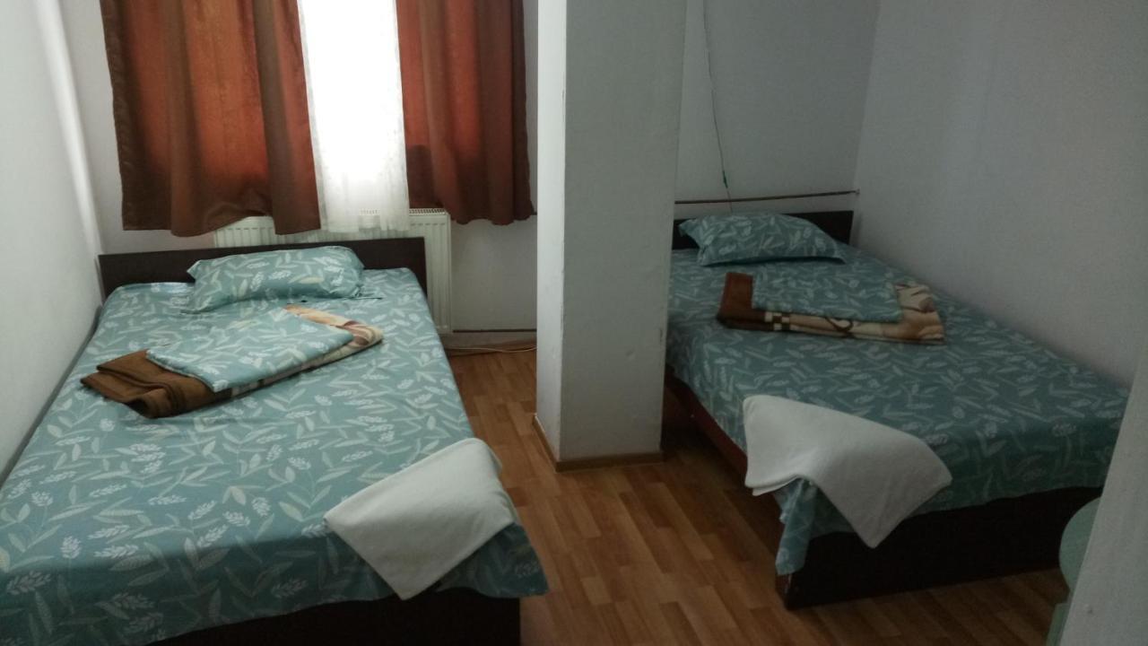 La Conu Iancu Hostel Ντρομπέτα-Τούρνου Σεβερίν Εξωτερικό φωτογραφία